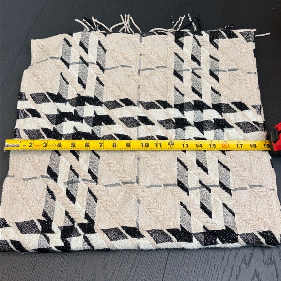 Burberry Geometric Black and White and glitter  Fringe shawl - Picture 5 of 7